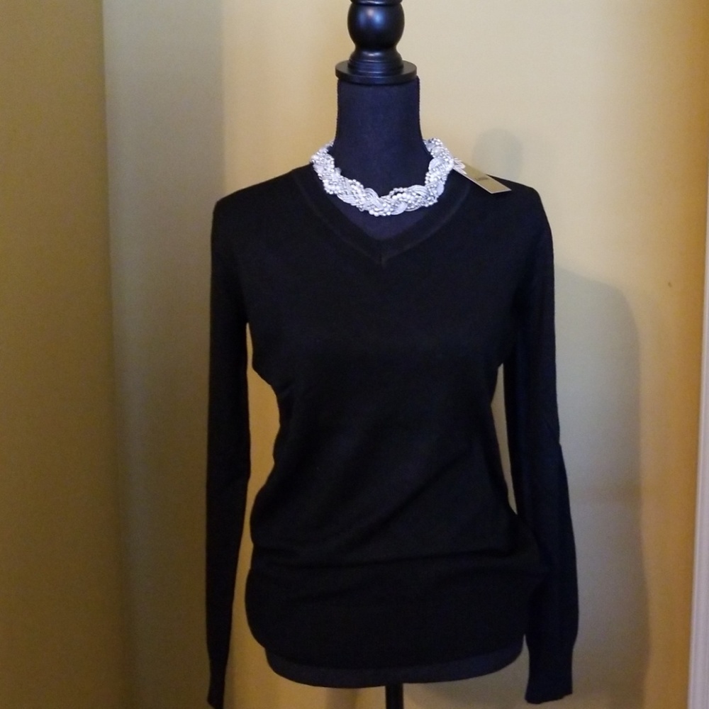 🖤Wardrobe essentials! XL v-neck.🖤